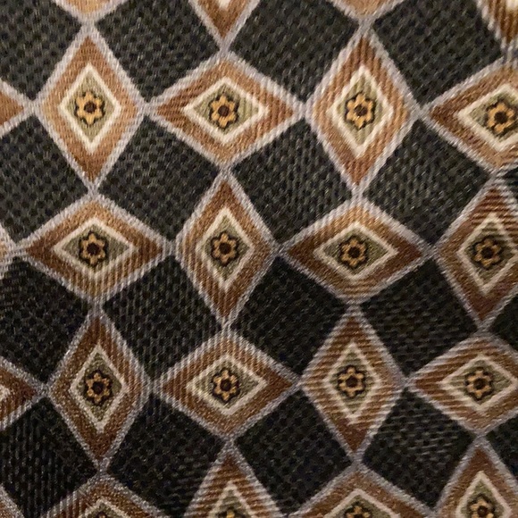 XMI for NORDSTROM 57” 100% silk Diamond pattern - Picture 5 of 6